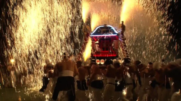 【写真を見る】番組で紹介される衝撃映像の一つ。豪雨のように火の粉が降り注ぐ日本の奇祭