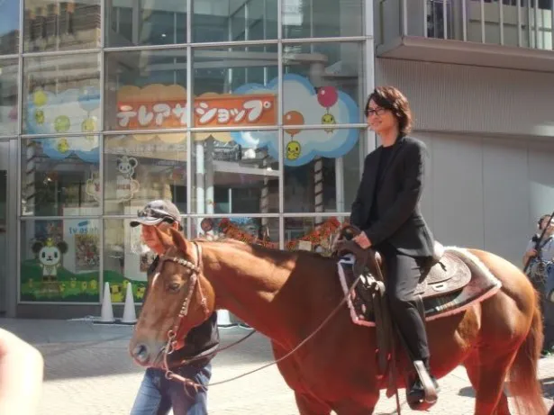 侍姿の錦戸亮と神木隆之介が馬に乗ってさっそうと参上！