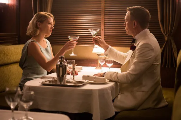 「007　スペクター」より、ジェームズ・ボンド(ダニエル・クレイグ)とマデレーン・スワン(レア・セドゥ)の乾杯シーン写真が到着！