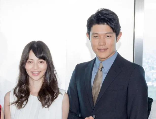 【写真を見る】鈴木亮平は放送中のドラマ「結婚式の前日に」(TBS系)にも出演中。香里奈演じる主人公の婚約者で優しい医師役