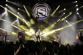 エレカシにきゃりー！熱いライブをお茶の間で