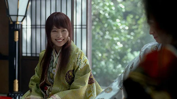 【写真を見る】かぐや姫(有村架純)は、かわいらしい笑顔を振りまき、和やかな雰囲気