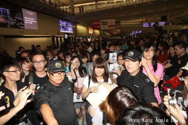 香港国際空港で約200人のファンの大歓迎を受ける有村架純