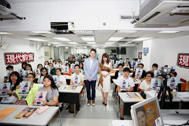 【写真を見る】有村架純が香港で現地の予備校を訪問！