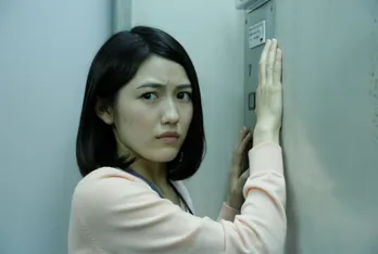 まゆゆが逃げ場のない密室で見知らぬ男と2人きりに…