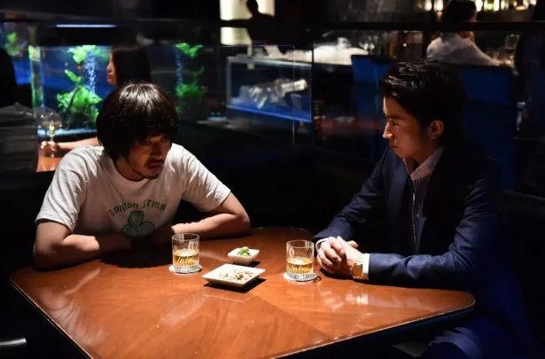 10月28日放送の「おかしの家」(TBS系)第2話に、藤原竜也(右)がゲスト出演。オダギリジョー(左)演じる主人公と幼なじみのIT社長役で