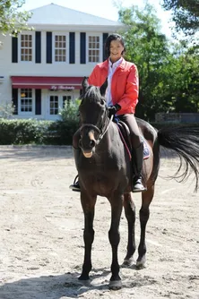 榮倉奈々が乗馬姿を披露！「筋肉痛がひどくて」