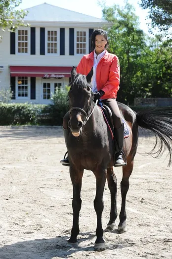 榮倉奈々が乗馬姿を披露！「筋肉痛がひどくて」