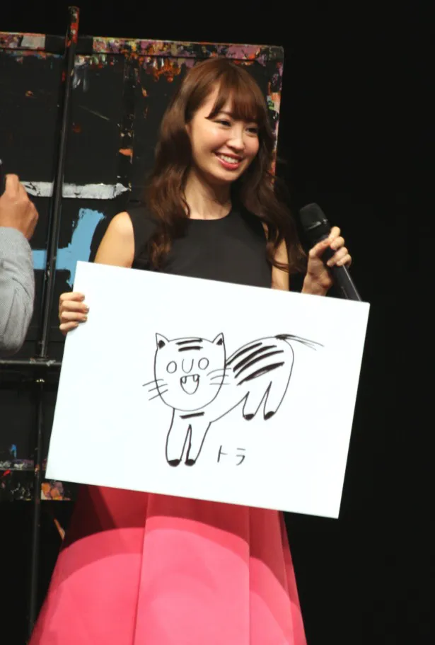 【写真を見る】パフォーマーたちが返答に窮した小嶋陽菜のトラの絵