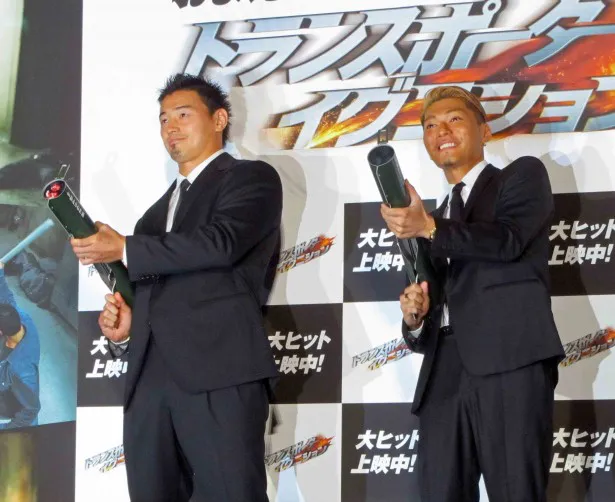 【写真を見る】五郎丸選手とEXILE SHOKICHIが、バズーカ砲を放つ！