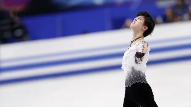 【写真を見る】演技を終えてポーズを決める羽生結弦選手