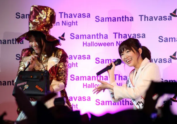 サマンサスタッフの中からベストドレッサー賞に選ばれた1人に、AKB48メンバーがカスタマイズしたバックが贈られた