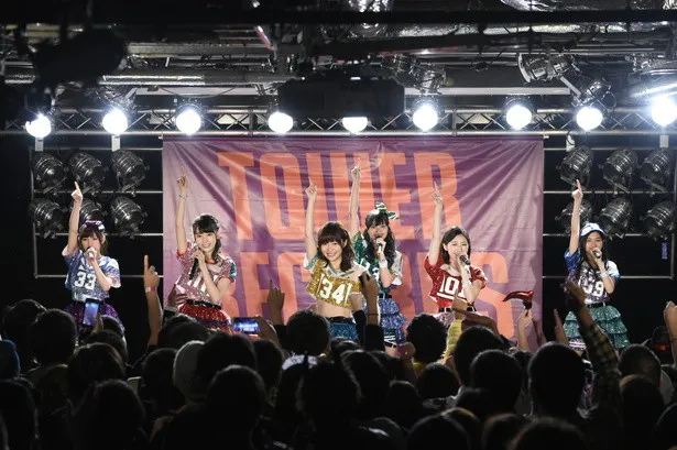 タワーレコード渋谷店に指原莉乃らAKB48選抜メンバー6名がサプライズで登場。「ハロウィン・ナイト」など3曲を披露した