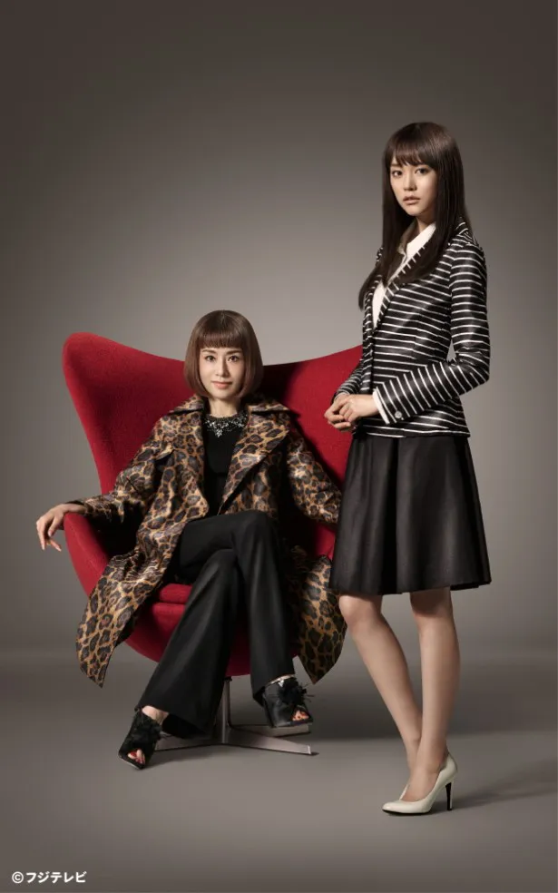 「アンダーウェア」で時田繭子役の桐谷美玲(右)と南上マユミ役の大地真央(左)