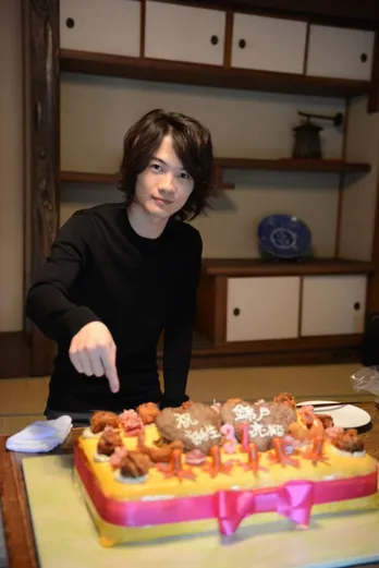 錦戸亮、特製誕生日ケーキに「何じゃ、これ!?」