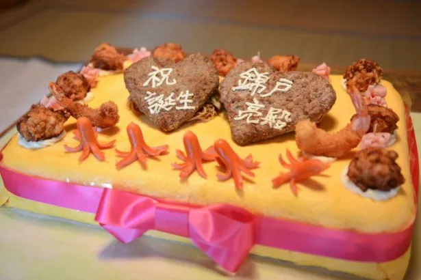 【写真を見る】ボリューム満点な特製“泥そばケーキ”を錦戸亮へプレゼント！
