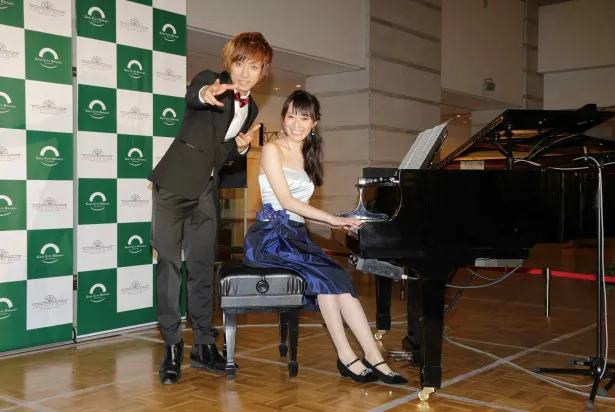 【写真を見る】UMI☆KUUNは松井のピアノで「Let It Go～ありのままで～」などをパフォーマンス！