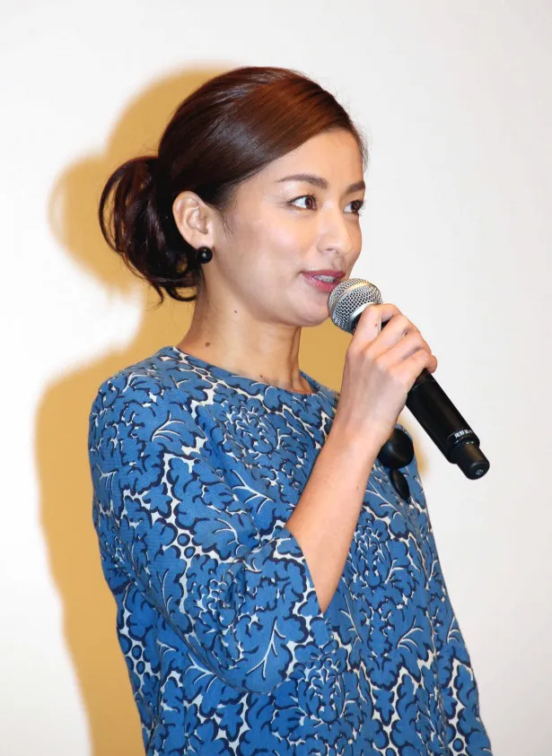 物語の鍵となる完治が過去に愛した女性・冴子を演じた尾野真千子