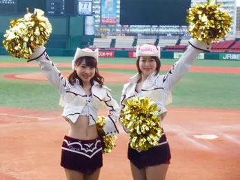 堀内敬子と石田亜佑美がチアガール姿を披露！