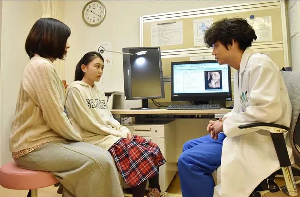 【写真を見る】若い年齢での妊娠、出産について説明する医師・サクラを演じる綾野剛