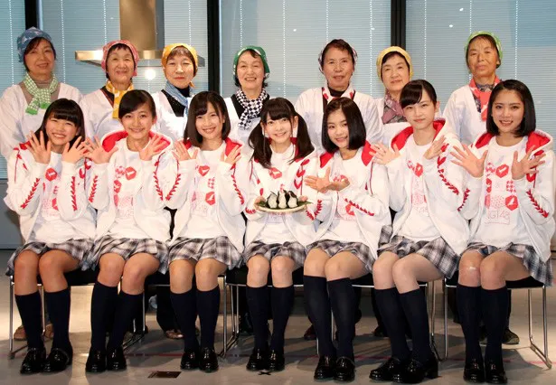 “生徒”のNGT48と“先生”の新潟ライスガールズ(後列)