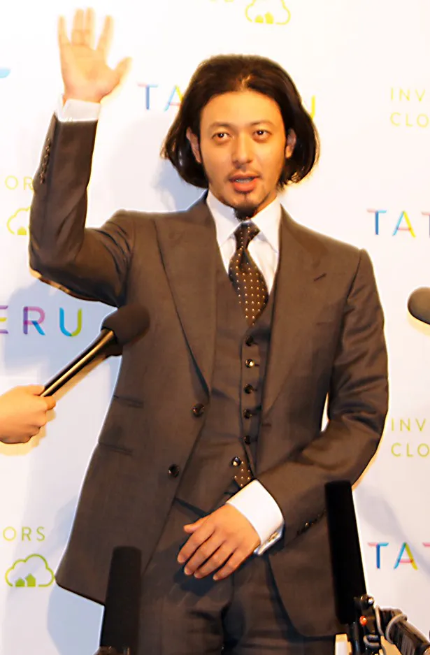 【写真を見る】CM撮影現場で偶然、撮影中の西島秀俊に遭遇。手を振ってあいさつしたという