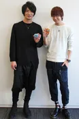 【写真を見る】「デジヴァイス」を持った花江夏樹（右）＆細谷佳正（左）