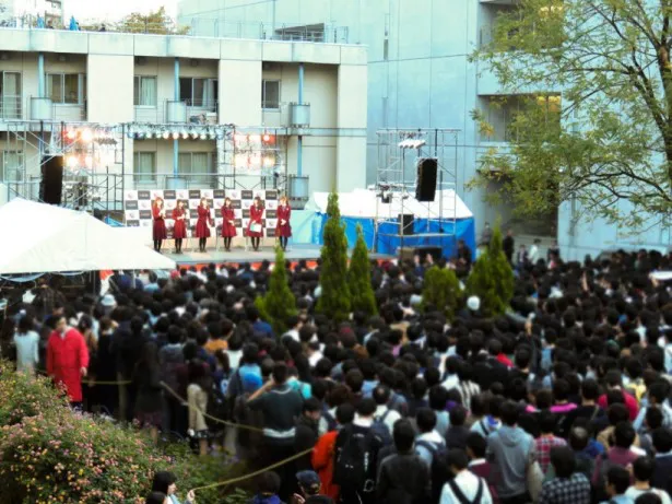 東京大学の駒場祭特設屋外ステージ「グランドフェスティバルステージ」には、大学生を中心とした多くのファンが詰め掛けた！