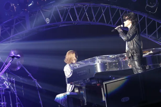 名曲「FOREVER LOVE」ではYOSHIKIとToshiが二人だけでパフォーマンス