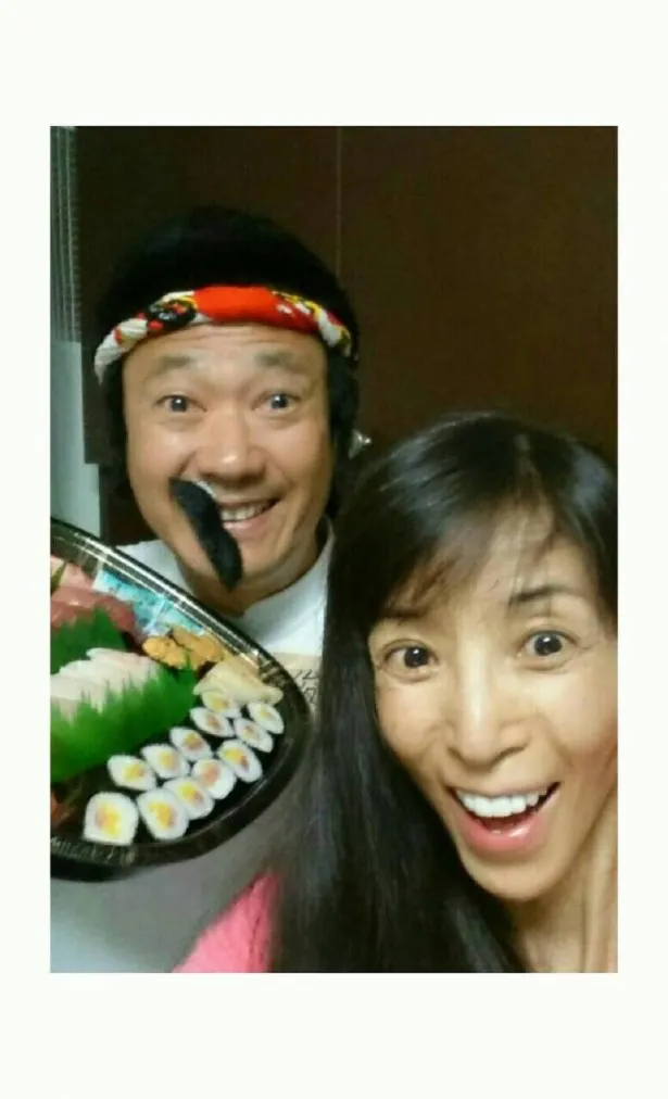 【写真を見る】亡くなる11日前、「お寿司が食べたい」という川島さんのリクエストで、夫の鎧塚俊彦さんがお寿司屋さんの扮装をして、購入したお寿司を持って病室を訪れたときの写真