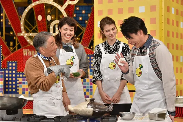 みんなで「カニと春雨の土鍋煮込み」を作る(写真左から堺正章、森星、マギー、吉村崇)