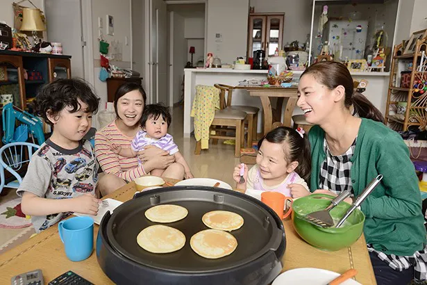 池脇千鶴演じる大宮陽子の自宅で仲良くパンケーキを焼いているが…