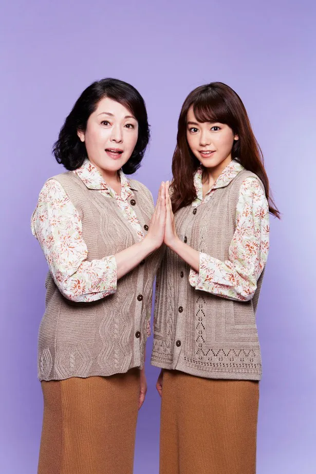 「スミカスミレ」で同一人物を演じる松坂慶子、桐谷美玲(写真左から)