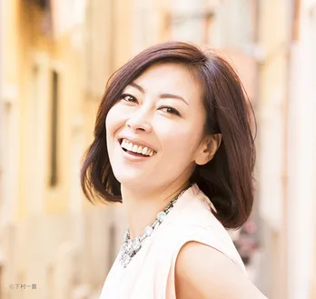 中山美穂、FNS歌謡祭で「世界中の誰よりきっと」披露