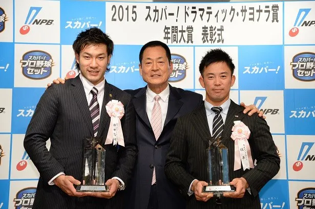 柳田悠岐選手（写真左）と雄平選手（同右）。中畑清氏（同中央）は両選手に激励の言葉を贈った