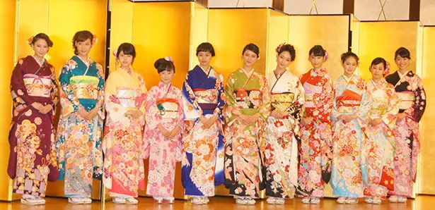 【写真を見る】オスカープロモーション所属の女優・アーティスト11人が晴れ着で登場