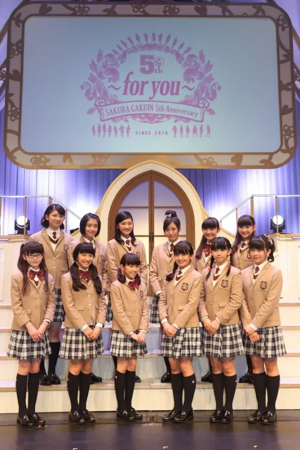 【写真を見る】2015年度さくら学院メンバー12人