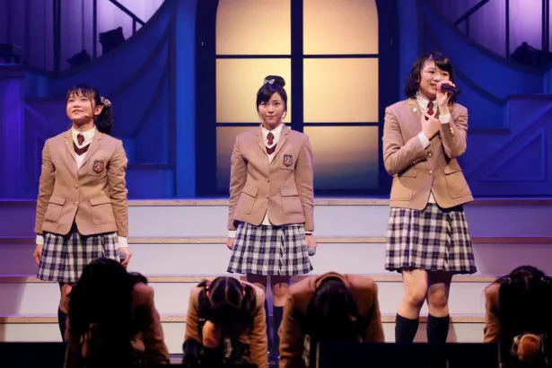 新曲「キラメキの雫」を披露(左から)大賀咲希、白井沙樹、磯野莉音