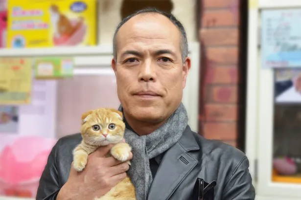 「猫とコワモテ」で犬飼健三を演じる田中要次と猫