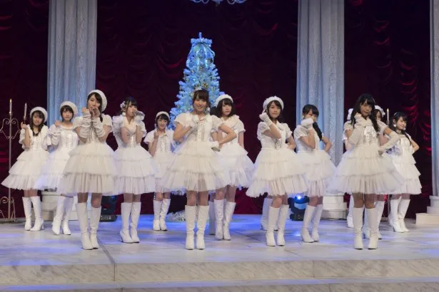 【写真を見る】乃木坂46は白いミニスカでクリスマスムード満点！
