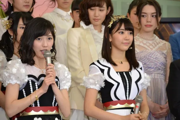 AKB48からは(写真左)渡辺麻友、(写真右)宮脇咲良、向井地美音が登場
