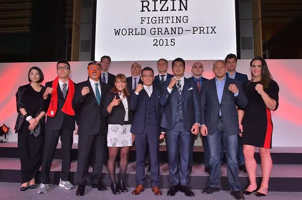 「RIZIN FIGHTING WORLD GRAND PRIX 2015」記者発表より。“皇帝”エメリヤーエンコ・ヒョードルが大みそかの戦いのステージに立つ(写真手前右から2番目)