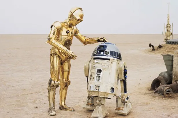シリーズ通じての皆勤賞となったC-3PO(左)とR2-D2(右)。「スター・ウォーズ　エピソード4/新たなる希望」(’77年)