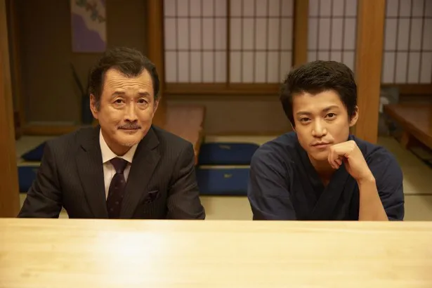 吉田鋼太郎(左)からの出演依頼に「出演を決めた」と語る小栗旬(右)
