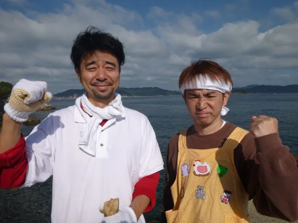 「いきなり！黄金伝説。」で無人島0円生活に挑むよゐこ・有野晋哉、濱口優(写真左から)