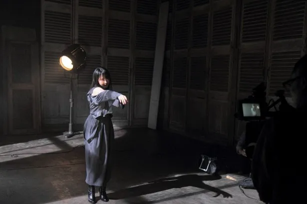 りほりほは1人、別バージョンのソロダンス撮影。差し込む月明かりの中で孤独に激しく踊った