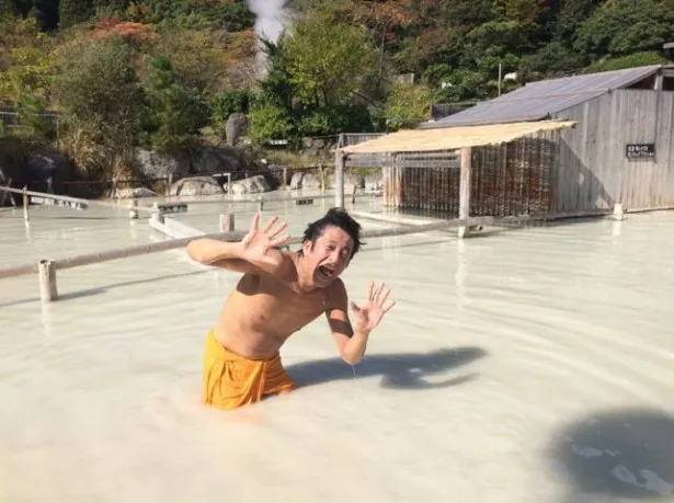 【写真を見る】ホリケンは、別府温泉の温泉で泥まみれになりながら入浴を楽しむ