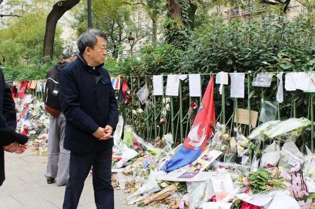 パリ同時多発テロの現場を取材する池上