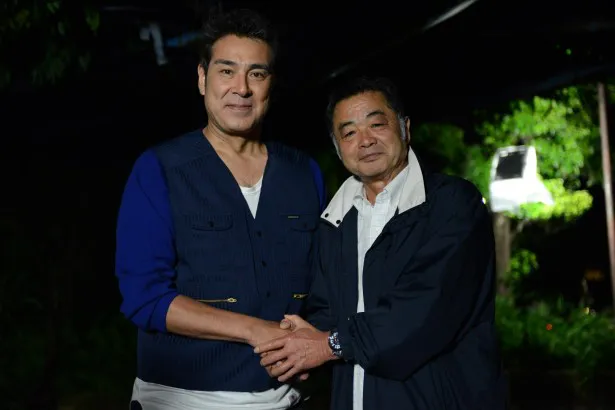 「青春探偵ハルヤ」にゲスト出演した川藤幸三(写真右)と、共演した宇梶剛士(左)