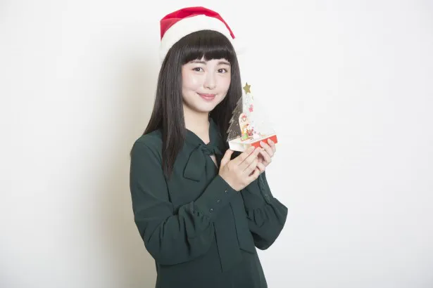 クリスマスにちなんでサンタルックをしてくれた新進女優の浜辺美波